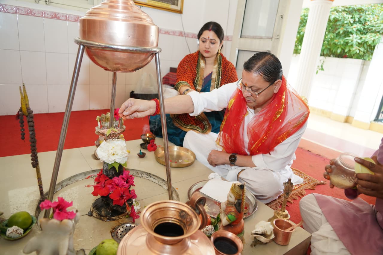 नवरात्रि के प्रथम दिवस पर मुख्यमंत्री ने की पूजा-अर्चना, प्रदेशवासियों की सुख-समृद्धि की कामना।