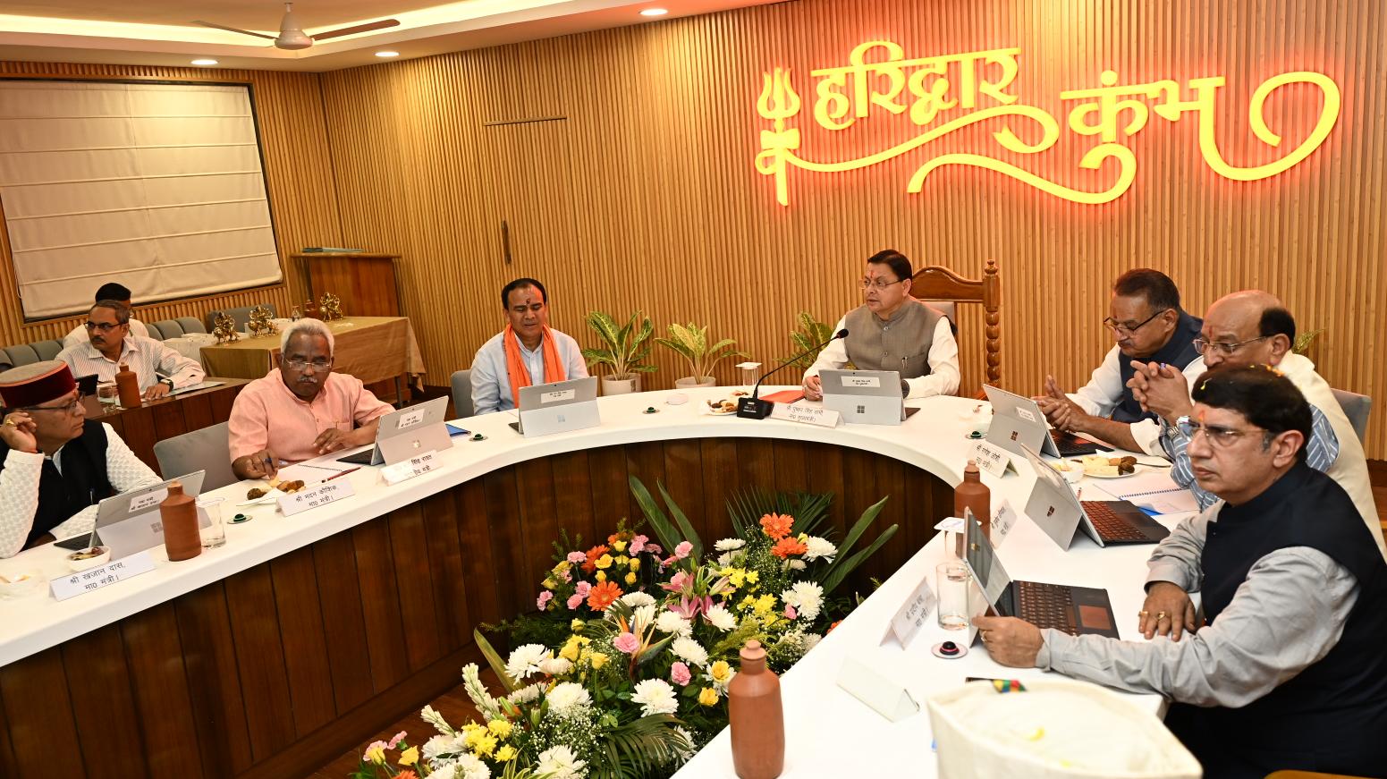 मुख्यमंत्री पुष्कर सिंह धामी की अध्यक्षता में सोमवार को मंत्रीमण्डल की बैठक मेला नियंत्रण सभागार हरिद्वार में आयोजित की गई।   उत्तराखण्ड मंत्रिमंडल द्वारा राज्य के समग्र विकास, आधारभूत ढांचे के सुदृढ़ीकरण, जनहितकारी योजनाओं के प्रभावी क्रियान्वयन, प्रशासनिक सुधारों तथा युवाओं के हित में विभिन्न महत्वपूर्ण प्रस्तावों पर अनुमोदन किया।