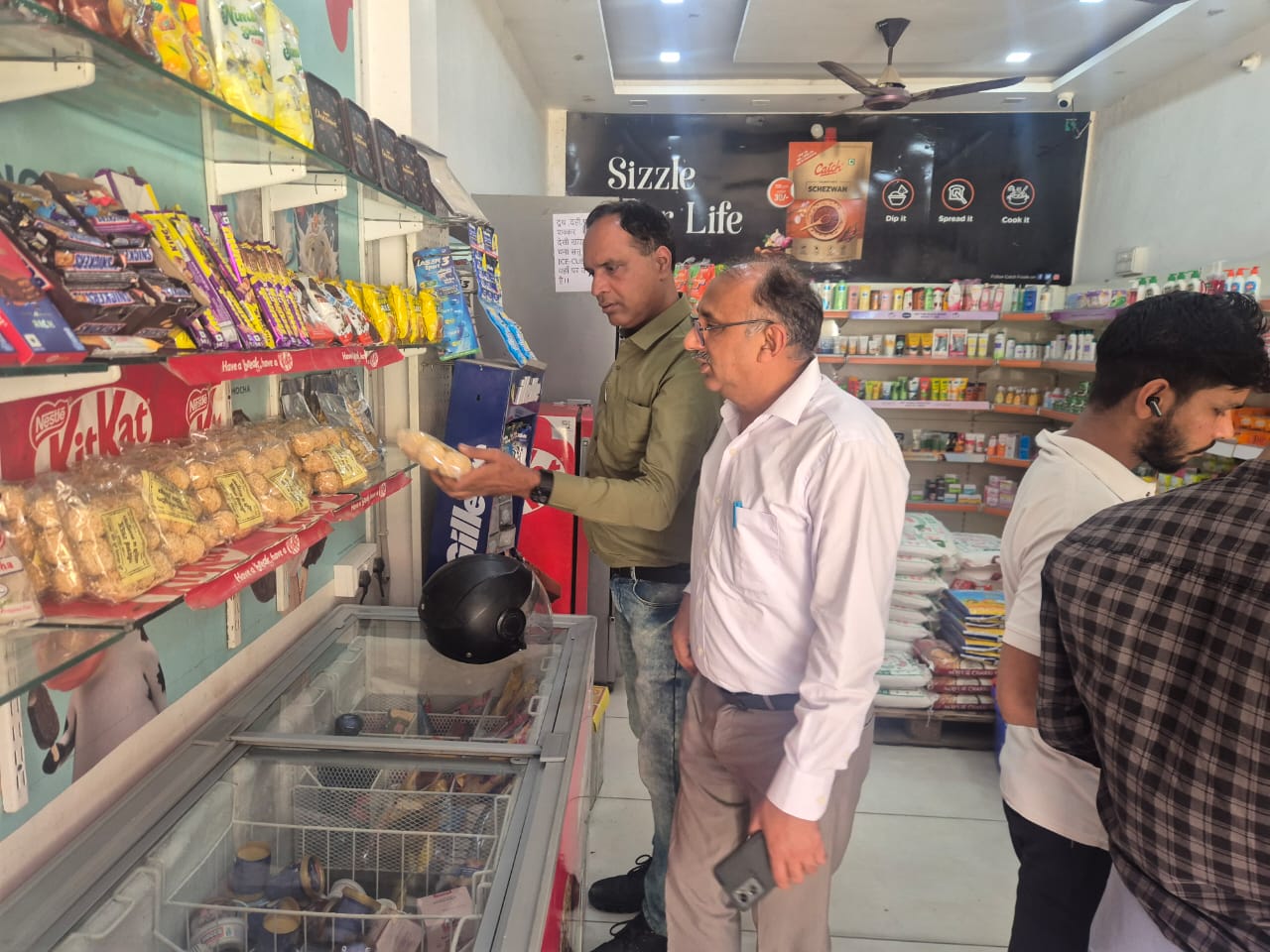 सिडकुल में खाद्य सुरक्षा विभाग की छापेमारी, दो प्रतिष्ठानों से कुट्टू आटे के नमूने लिए  बिना लाइसेंस और निर्माण व एक्सपायरी तिथि के बिना कुट्टू आटा बेचने पर दो कारोबारियों के खिलाफ न्यायालय में वाद दायर करने की तैयारी