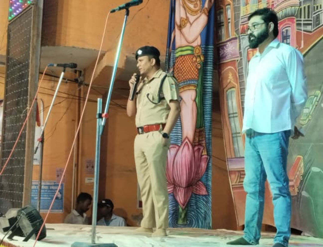 रामलीला मंच से बहादराबाद पुलिस की अनूठी पहल,‘डिजिटल रावण’ से बचने के लिए साइबर सुरक्षा की ‘लक्ष्मण रेखा’ का दिया संदेश  रामायण के प्रसंगों के माध्यम से सैकड़ों दर्शकों को किया साइबर अपराधों के प्रति जागरूक  AI, डीपफेक, फर्जी KYC और अनजान लिंक से रहें सावधान, साइबर ठगी होने पर तत्काल 1930 पर करें शिकायत