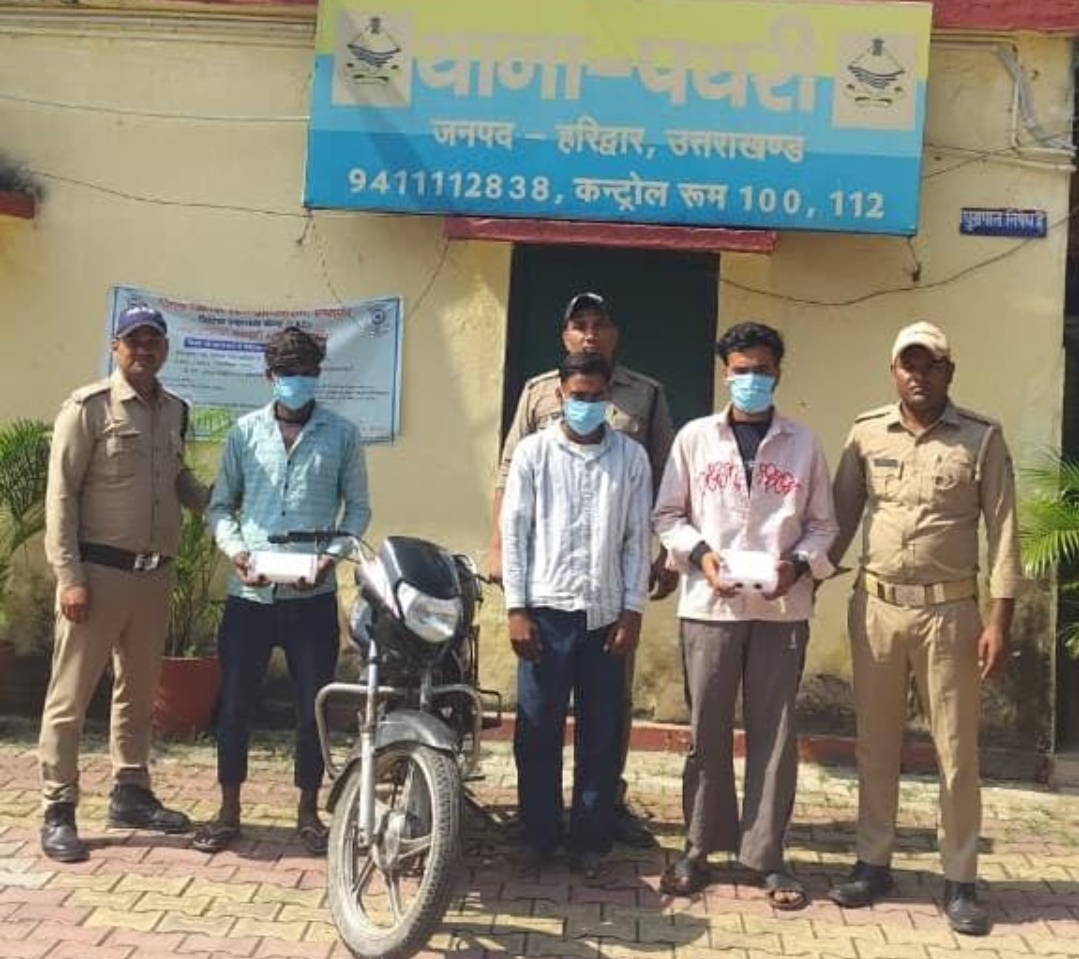लूट का महज 05 घंटे के भीतर खुलासा कर हरिद्वार पुलिस ने दिखाई अपनी काबिलियत  सौ फीसदी लूट का माल रिकवर करते हुए पुलिस टीम ने 03 बदमाशों को पुलिस ने किया गिरफ्तार।