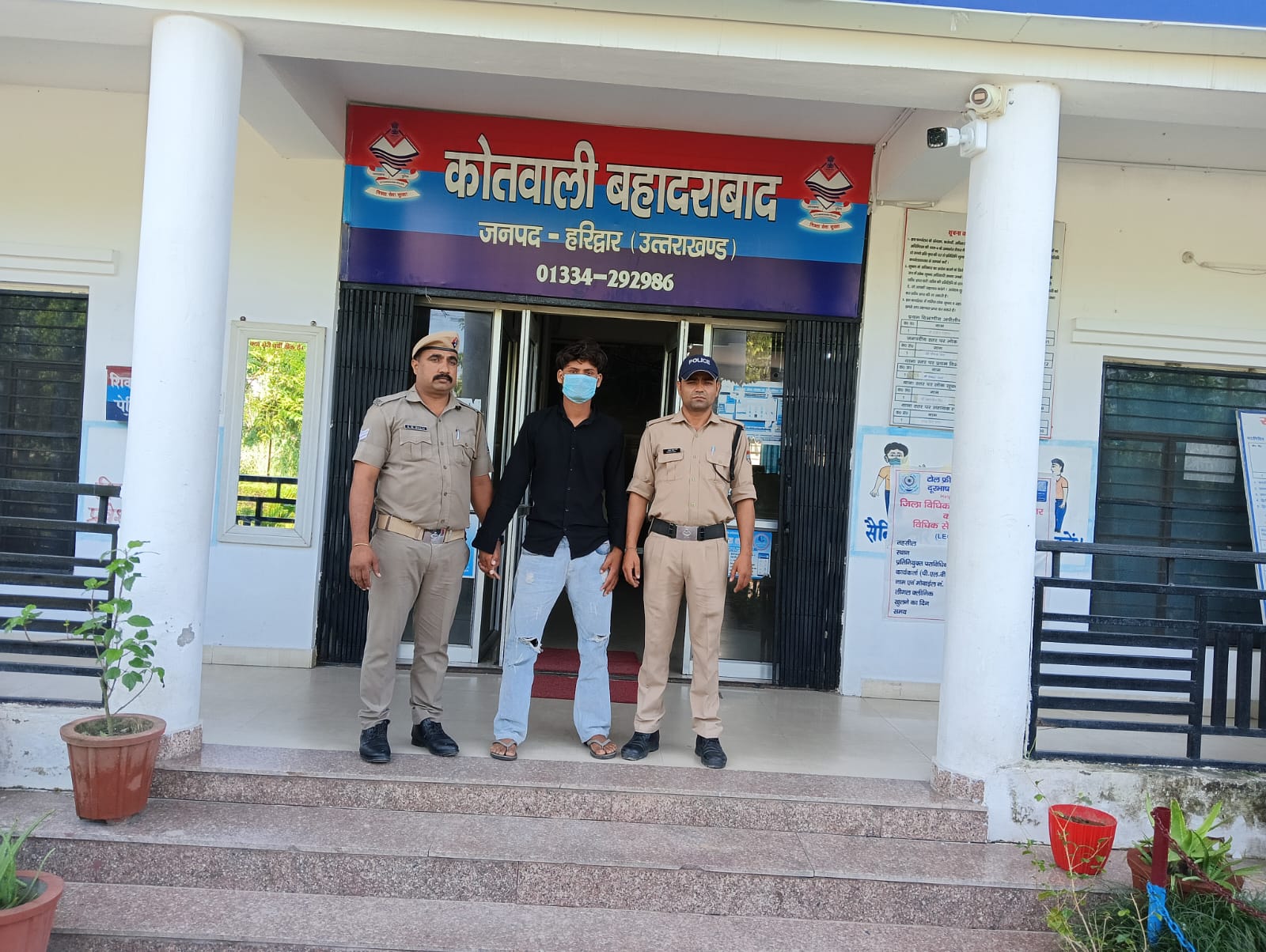 दुष्कर्म एवं पॉक्सो अधिनियम के मुकदमे में वांछित को बहादराबाद पुलिस ने किया गिरफ्तार।  युवती को जबरन होटल ले जाकर दुष्कर्म करने के आरोप में दर्ज था मुकदमा