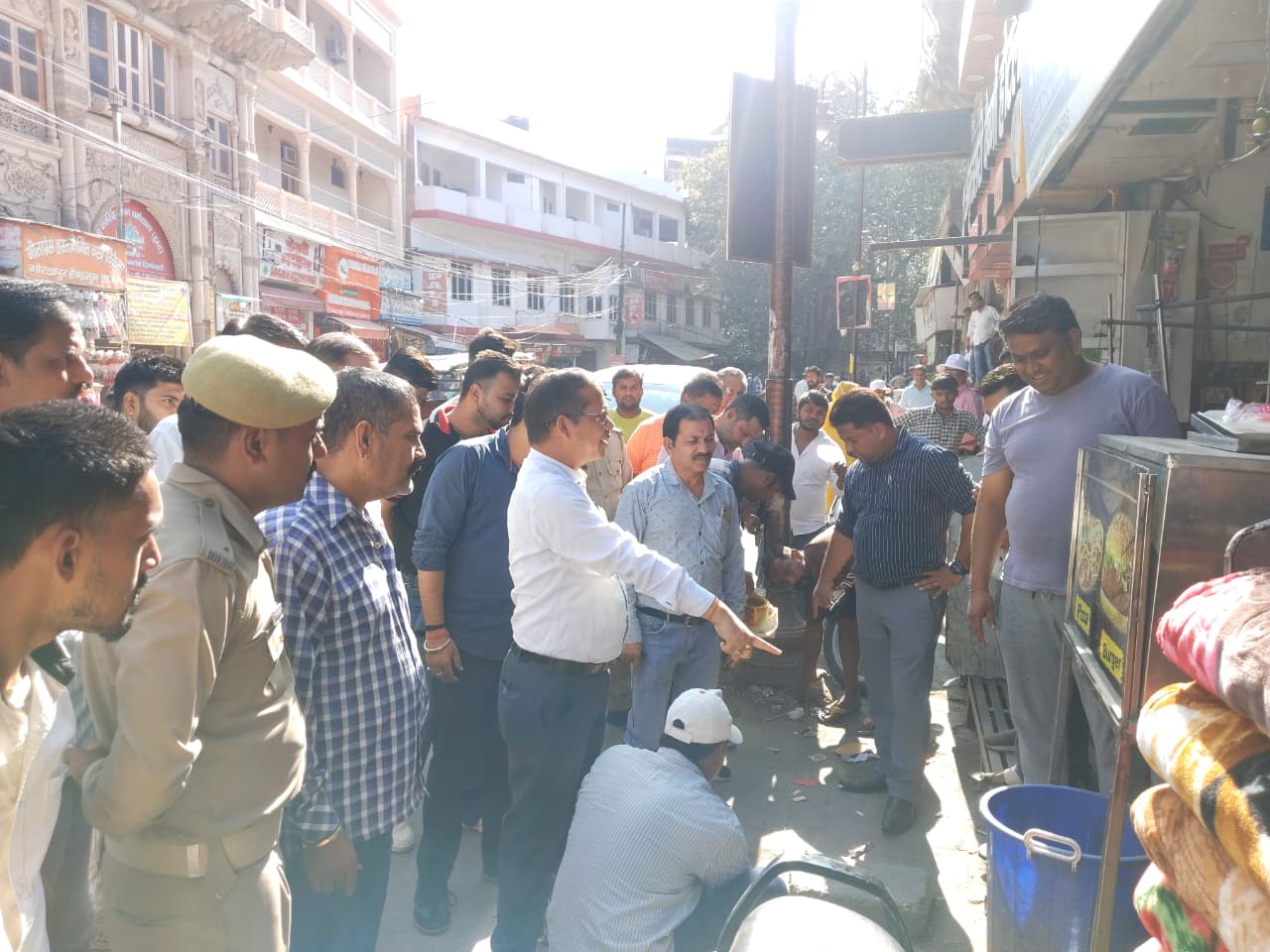 जिलाधिकारी मयूर दीक्षित के निर्देशन में अवैध अतिक्रमण के खिलाफ निरंतर की जा रही है कार्यवाही  सिटी मजिस्ट्रेट हर गिरी के नेतृत्व में  चलाया गया अतिक्रमण हटाओ अभियान