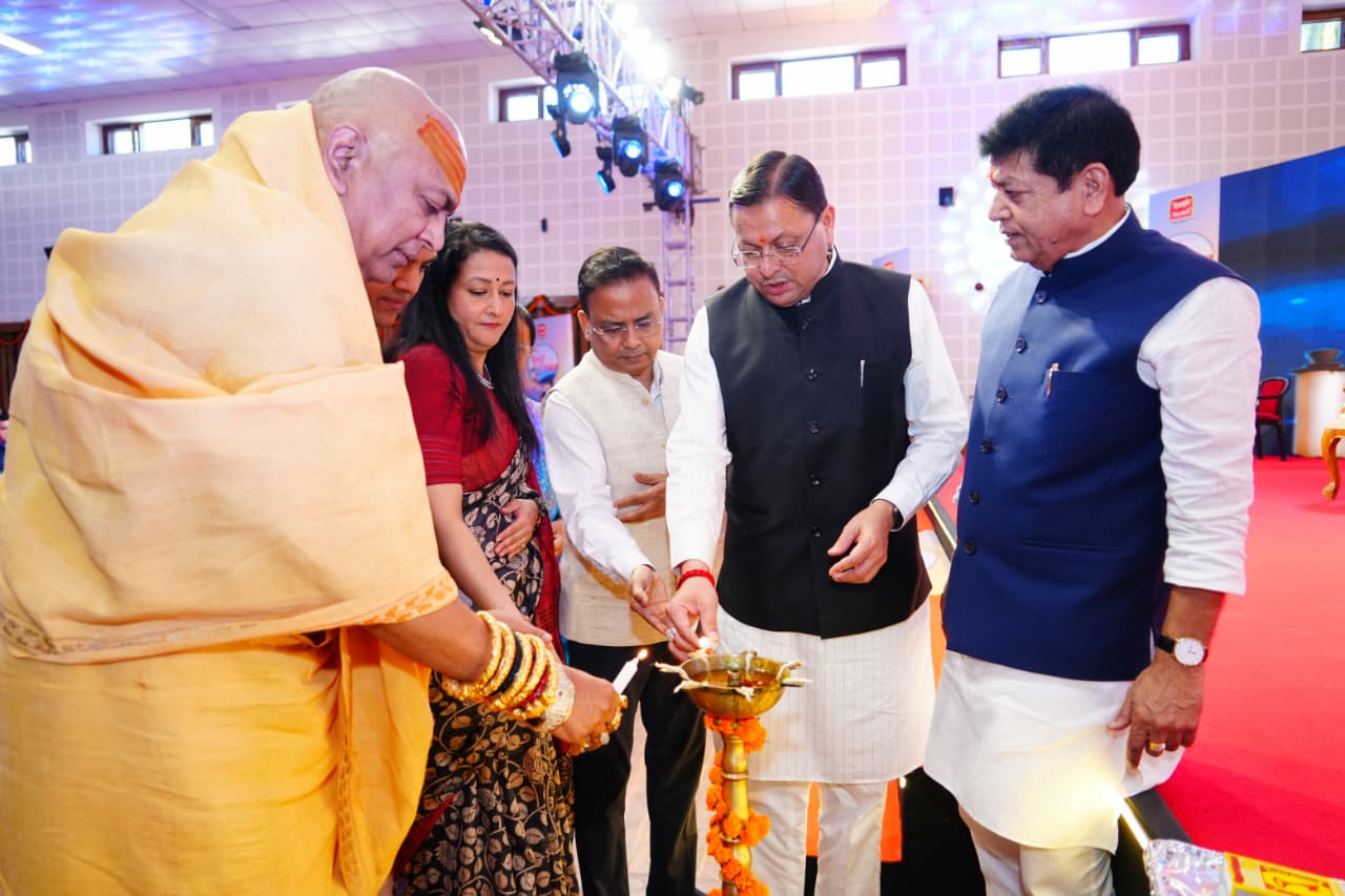 मुख्यमंत्री पुष्कर सिंह धामी ने ‘विकसित उत्तराखण्ड–यात्रा जारी है’ संवाद कार्यक्रम में विभिन्न क्षेत्रों में उत्कृष्ट कार्य करने वाले लोगों से किया संवाद