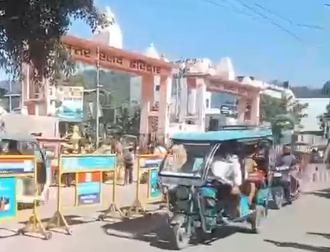 रेलवे स्टेशन एवं बस अड्डा क्षेत्र में यातायात व्यवस्था सुधारने की दिशा में कार्रवाई तेज, डिवाइडर कटों पर लगाए गए बैरिकेड