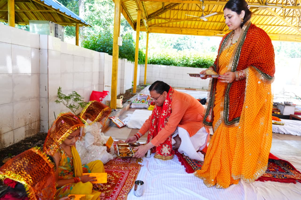 मुख्यमंत्री ने शारदीय नवरात्रि की महानवमी पर किया हवन एवं कन्या पूजन  मुख्यमंत्री ने नौ कन्याओं का पूजन कर प्रदेशवासियों की सुख-समृद्धि की कामना की