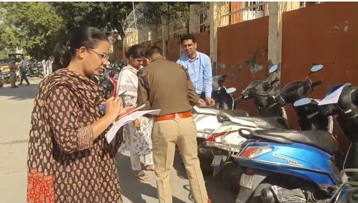 सहायक संभागीय परिवहन अधिकारी निखिल शर्मा ने जिलाधिकारी हरिद्वार मयूर दीक्षित के निर्देशों पर सड़क सुरक्षा को लेकर नाबालिग छात्र-छात्राओं द्वारा दोपहिया वाहनों के अवैध संचालन पर की बड़ी कार्यवाही।