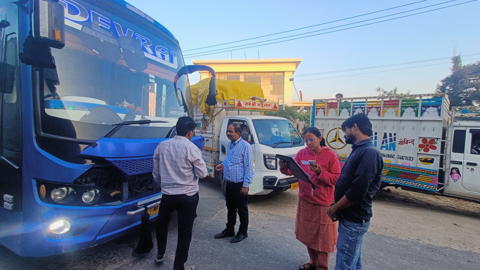 जिलाधिकारी मयूर दीक्षित के निर्देश पर हरिद्वार में स्लीपर एवं लग्जरी बसों के विरुद्ध तड़के 4 बजे से सघन प्रवर्तन अभियान, 50 से अधिक वाहनों के चालान  5 बसें सीज, 5 बसों के फिटनेस प्रमाणपत्र निरस्त करने की संस्तुति; अनधिकृत परिवर्तन एवं परमिट शर्तों के उल्लंघन पर विशेष कार्रवाई