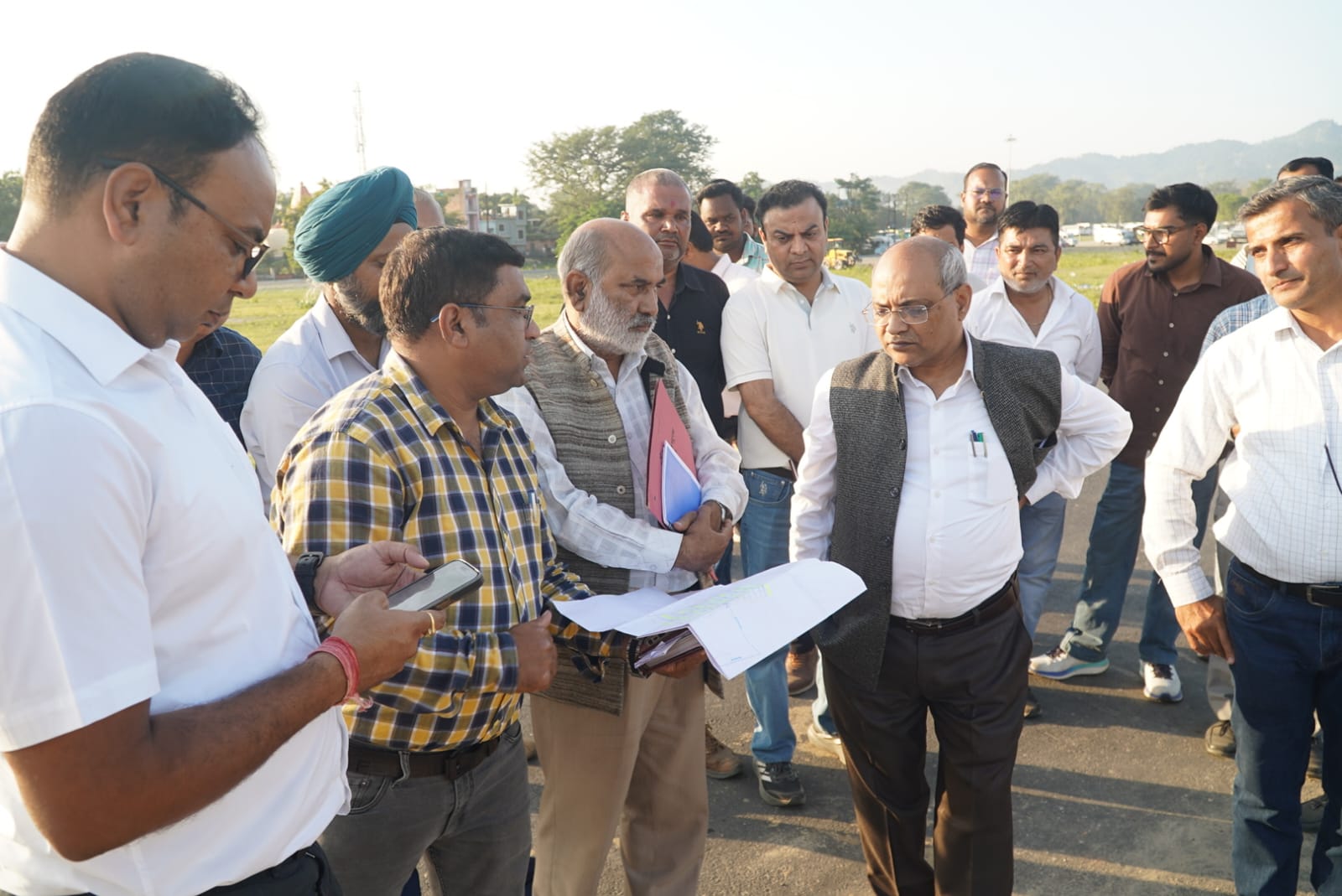 कुंभ-2027 की तैयारियों का मंडलायुक्त ने किया स्थलीय निरीक्षण, निर्माण कार्यों में तेजी लाने के निर्देश  सड़कों, पुलों और घाटों के निर्माण को सर्वोच्च प्राथमिकता, श्रमिकों की संख्या बढ़ाकर दिन-रात काम करने के निर्देश