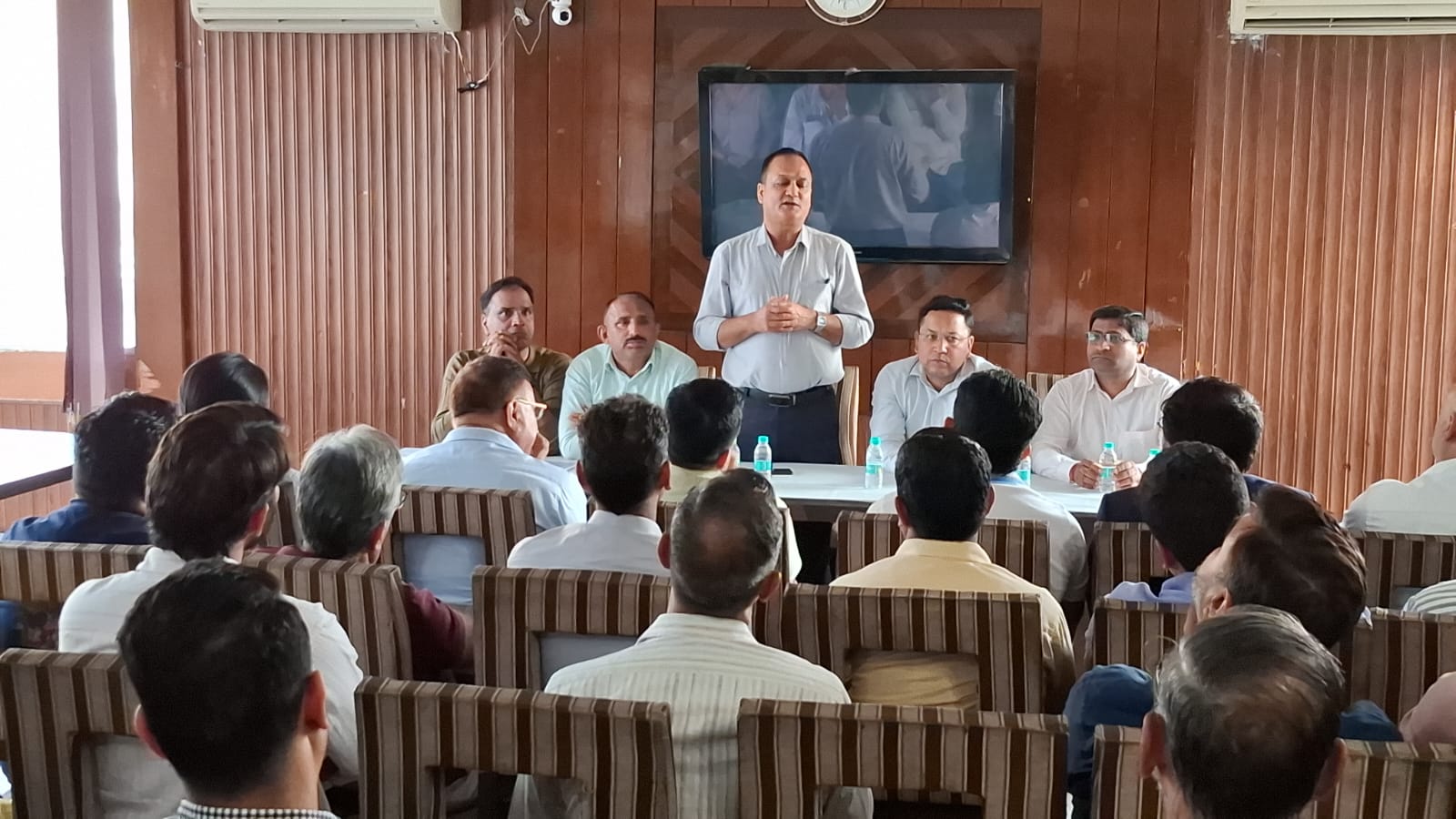 खुली मिठाइयों एवं बेकरी उत्पादों की ट्रे पर 26 अक्टूबर से निर्माण एवं अवसान तिथि अंकित करना अनिवार्य।  खाद्य कारोबारकर्ताओं को आदेश का अक्षरशः अनुपालन करने के निर्देश, दीपावली पर गुणवत्ता एवं स्वच्छता का विशेष ध्यान रखने की अपील