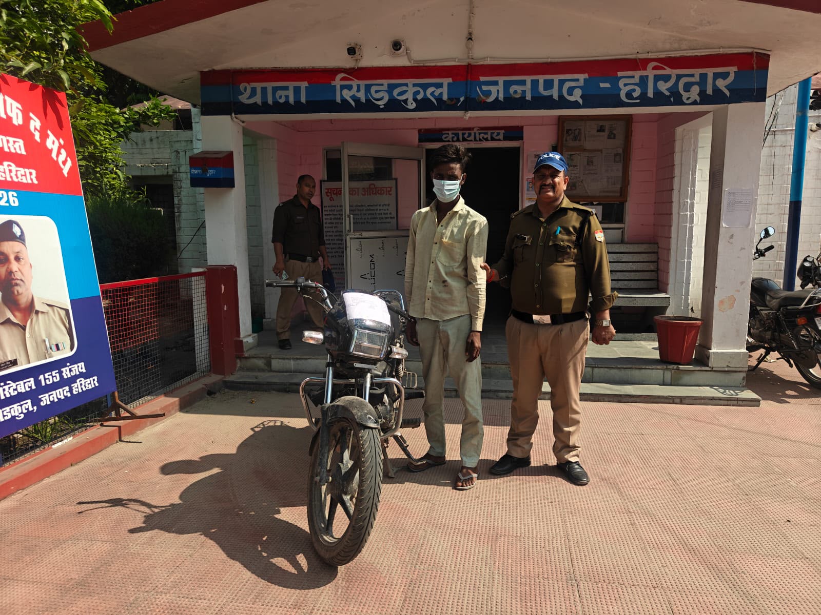 चोरी की मोटरसाइकिल के साथ एक आरोपी अभियुक्त को सिडकुल पुलिस ने किया गिरफ्तार।  बेचने की फिराक में घूम रहा था आरोपी, पुलिस चेकिंग के दौरान पकड़ा गया