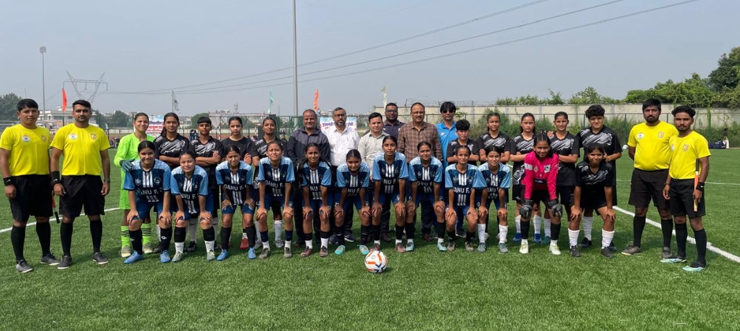 खेल महाकुंभ 2026-27 के तहत मुख्यमंत्री चैम्पियनशिप ट्रॉफी की राज्य स्तरीय बालिका फुटबॉल प्रतियोगिता का योगस्थली खेल परिसर, रोशनाबाद में हुआ आयोजन।
