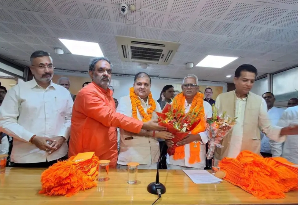 बसपा के पूर्व प्रदेश अध्यक्ष डॉ0 नाथीराम ने सेकड़ो की संख्या में कार्यकर्ताओ के साथ बसपा छोड़ भाजपा का थामा दामन   प्रदेश अध्यक्ष महेंद्र भट्ट ने सभी का किया भाजपा में किया स्वागत कहा कि 2027 में उत्तराखण्ड में भाजपा की सरकार बनेगी आप सभी लोग करेंगे कड़ी मेहनत।